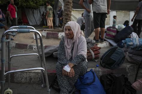 Hospital in central Gaza empties out as Israeli forces .